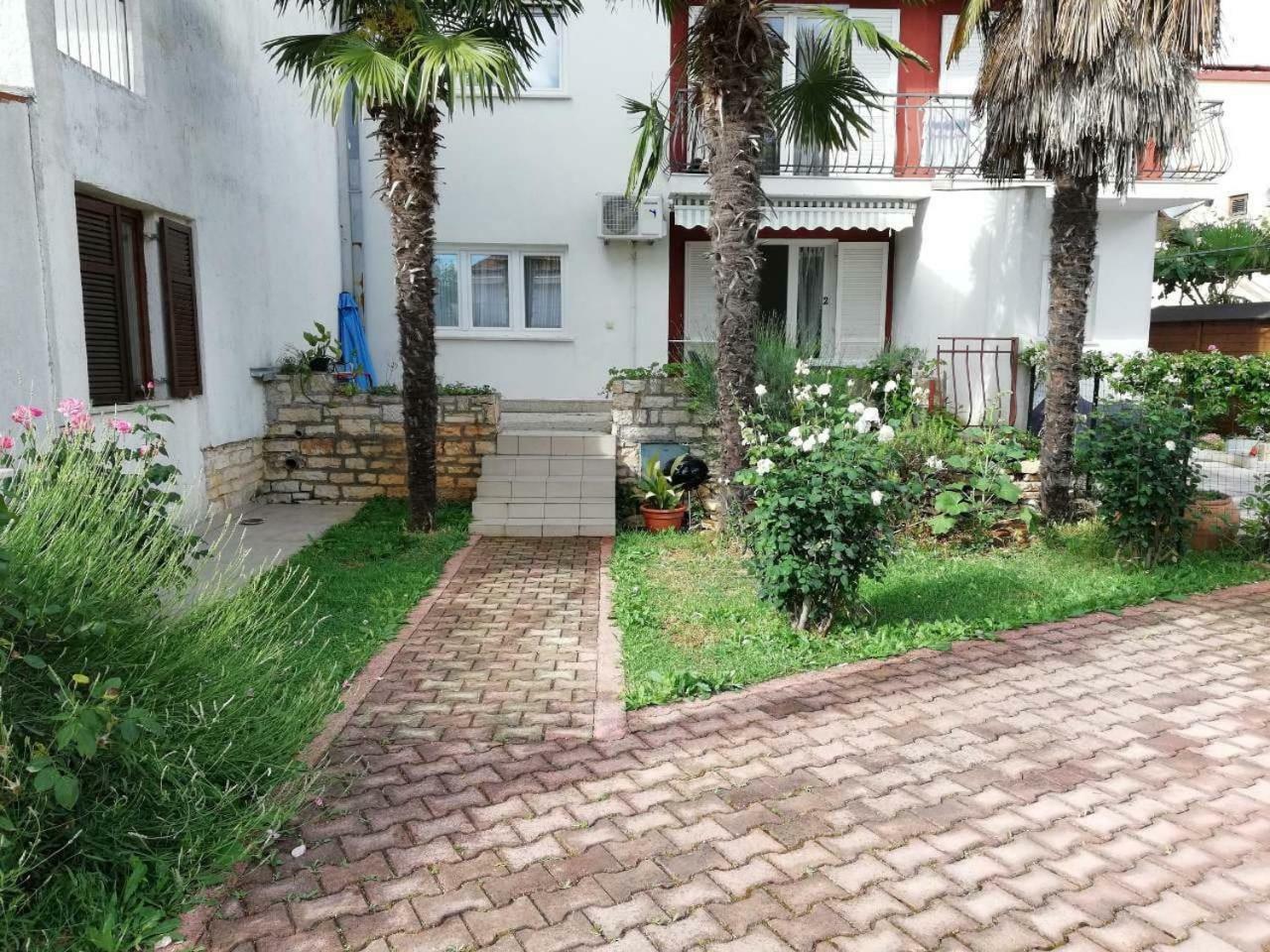 Apartmani Bojana Ровин Екстериор снимка
